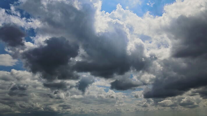 구름 자연 하늘 날씨 파노라마 풍경 사람없음 여름 파란색 빛 환경 어둠 회색 흰색 폭풍 천국 무거움 흐림 내추럴 뇌우 재앙 적란운 폭풍우 허리케인 4K 타임랩스 MOV 해외동영상 클립영상 자연요소 계절 컬러 촬영기법 비_날씨 무게 자연재해 생태계 동영상 파일형식 구름_자연