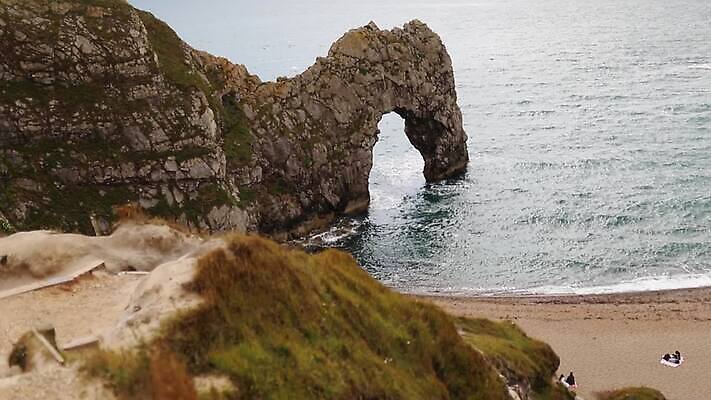 모자 유럽 선 바다 섬 여행 백그라운드 자연 하늘 휴가 영국 잉글랜드 파노라마 사람 풍경 사람없음 야외 초록색 물 도시풍경 항구 역사 언덕 장면 지역 포트 동영상 랜드마크 수평선 MOV 해외동영상 클립영상 자연요소 잡화 나라 컬러 교통시설 촬영기법 도시 생태계 파일형식