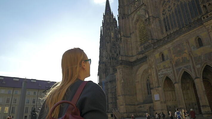 백인 유럽 로우앵글 여행 건축양식 모바일 불꽃 세포 사람 성인 건물 빛 스마트폰 핸드폰 햇빛 태양 성당 여행객 맑음 역사 성자 시력 슛 체코 프라하 고딕 랜드마크 MOV 해외동영상 슬로모션 클립영상 자연요소 서양인 건축물 건축 나라 종교 뷰포인트 종교건축 불 날씨 촬영기법 전자제품 스마트기기 동영상 파일형식