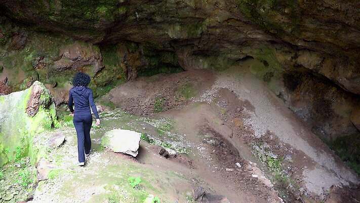 여자 지구 과학 여행 백그라운드 자연 실내 빛 여행객 어둠 산책 탐험 바위 터널 동굴 신비 철 생물학 지하 고고학 깊이 석회암 옛날 지질 지질학 4K HD MP4 해외동영상 클립영상 교육 길 컨셉 휴식 사람 내부 암석 돌_바위 생태계 동영상 파일형식