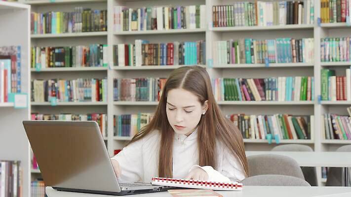 학생 여자 교육 인터넷 학교 스트레스 실내 피곤 한명 10대 책 노트북 스터디 컴퓨터 공책 시험 슬픔 불안 무선전화기 집중 읽기 책상 두통 압력 우울증 정신건강 4K MOV 해외동영상 클립영상 1 감정 가구 컨셉 모션 청소년 문구용품 건강 사람 내부 전자제품 학습 질병 전화기 동영상 파일형식