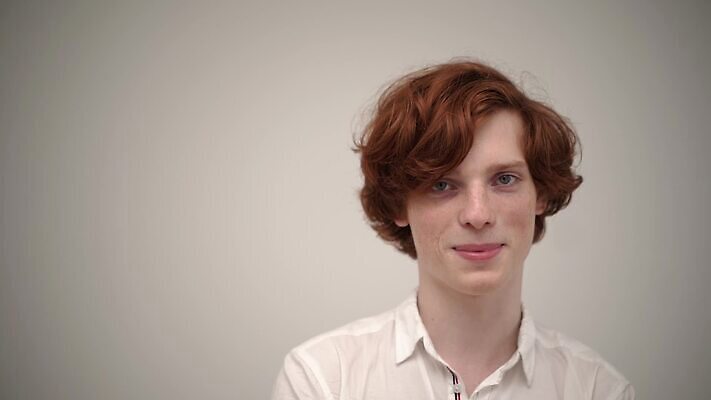 백인 모델 1 학생 라이프스타일 헤어스타일 남자 감정 얼굴 포즈 백그라운드 생각 실내 한명 미소 사람 소년 성인 빛 청춘 섹시 표현 화려 우아함 닫기 이발 성실 생강 고립 혼자 스타일 MP4 해외동영상 슬로모션 클립영상 서양인 어린이 컨셉 채소 모션 촬영기법 표정 내부 생활 신체부위 동영상 파일형식