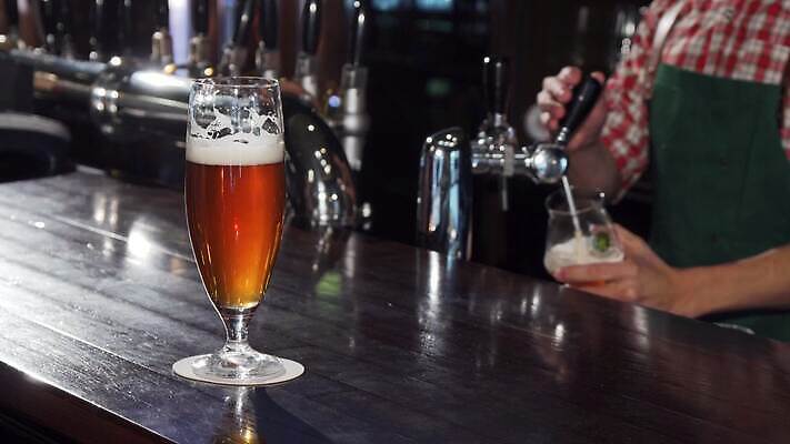 직업 라이프스타일 산업 음료 통신 유리 휴가 휴식 노동자 기념 맥주 한명 파티 식당 우정 거품 추위 축하 알코올 신선 업무 바 붓기 상품 시원함 계산대 서비스 주말 아일랜드 주인 양조 양조장 카피스페이스 전경 맛있는 4K MOV 해외동영상 클립영상 1 유럽 컨셉 모션 재질 주류 사람 풍경 이벤트 생활 친구 상점 공백 작업 동영상 파일형식 탑뷰