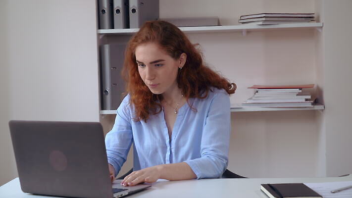 백인 행복 비즈니스 성공 한명 웃음 사람 빨간색 사무실 놀람 댄서 축하 표현 춤 우승 비즈니스맨 자신감 바이러스 시원함 스마트 즐거움 만족 흥분 경영자 리더 펑키 생강 주근깨 빨간머리 바보 필승 표현성 자극 4K MOV 해외동영상 클립영상 서양인 직업 1 헤어스타일 남자 감정 컬러 컨셉 채소 문화예술 표정 최고 점 직장인 동영상 파일형식