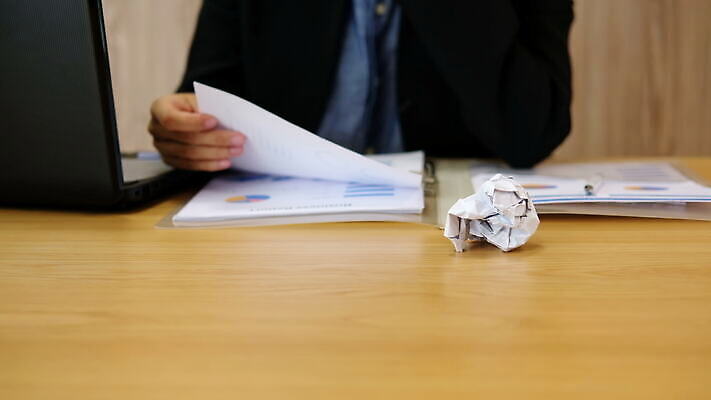 직업 손 남자 종이 비즈니스 탁자 스트레스 직장 피곤 한명 사람 앉기 사무실 머리 손상 고통 분노 업무 비즈니스맨 좌절 책상 고민 문서 두통 업무과다 문제 긴장 찌그러짐 구김 마감 압력 우울증 트러블 4K MOV 해외동영상 클립영상 1 감정 가구 컨셉 회사 모션 신체부위 작업 직장인 질병 동영상 파일형식