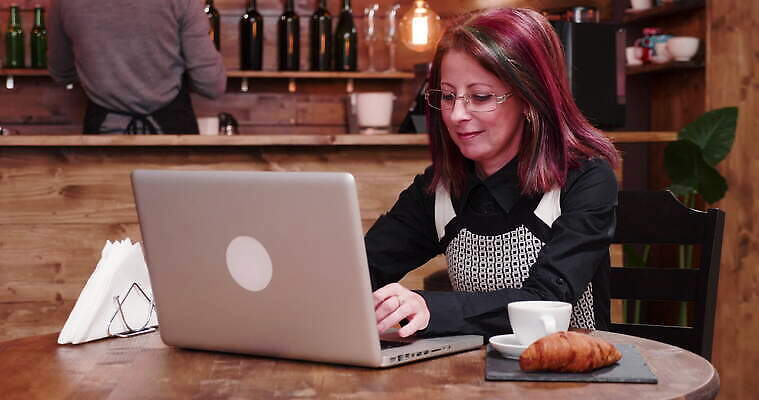 여자 남자 행복 커피 40대 이동 비즈니스 모바일 사람 성인 금융 스마트폰 상점 디지털 식당 카페 신용카드 지갑 구매 웨이터 무선전화기 고객 서비스 전자 결제 서빙 바리스타 질서 체크아웃 터미널 4K MOV 해외동영상 클립영상 직업 감정 음료 중년 컨셉 경제 핸드폰 스마트기기 쇼핑 예절 전화기 동영상 파일형식