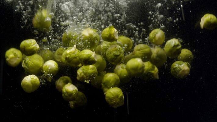 컬러 포즈 백그라운드 이동 컨셉 채소 표면 실내 건강 사람없음 물 빛 반사 검은색 어둠 거품 물방울 신선 원형 액체 닫기 떨어짐 먹기 양배추 분무기 정물화 채식주의자 스플래쉬 4K 유체 MP4 해외동영상 클립영상 자연요소 도형 모션 내부 그림 채식 동영상 파일형식