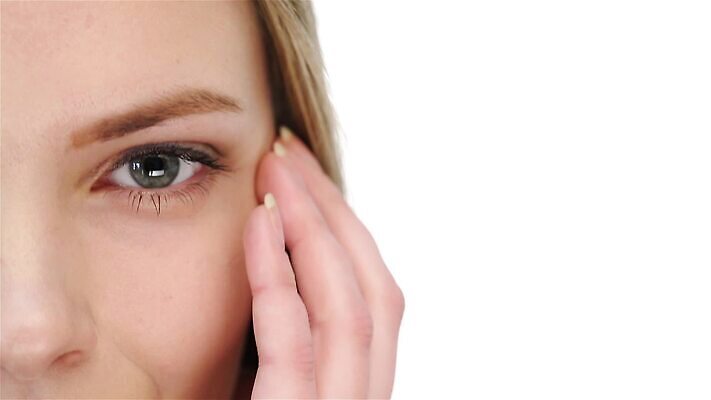 모델 응시 여자 얼굴 백그라운드 실내 건강 한명 미소 웃음 금발 뷰티 섹시 유행 화장품 흰색 신선 화려 우아함 속눈썹 피부 순수 입술 피부관리 열정 부드러움 내추럴 고립 돌봄 스타일 카피스페이스 MP4 해외동영상 클립영상 1 헤어스타일 시선 감정 컬러 컨셉 모션 표정 사람 내부 신체부위 공백 감각 눈썹 동영상 파일형식