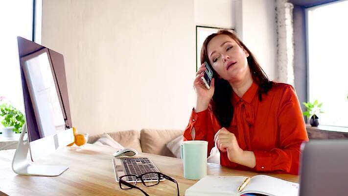 백인 직업 여자 백그라운드 비즈니스 통신 모바일 주택 세포 대화 한명 정장 성인 스마트폰 핸드폰 분노 작업 비즈니스우먼 전화기 부름 트러블 4K MP4 해외동영상 클립영상 서양인 1 옷 감정 모션 말하기 사람 건물 전자제품 스마트기기 직장인 동영상 파일형식