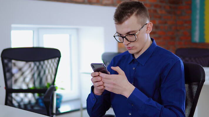 백인 직업 남자 안경 얼굴 회사 비즈니스 모바일 직장 실내 한명 사람 앉기 20대 성인 내부 30대 노트북 스마트폰 컴퓨터 사무실 업무 작업 비즈니스맨 메시지 괴짜 스마트 책상 온라인 멍청이 채팅 혼자 밀레니얼 4K MOV 해외동영상 클립영상 서양인 1 잡화 가구 컨셉 모션 청년 신체부위 장년 경제 전자제품 핸드폰 스마트기기 직장인 동영상 파일형식