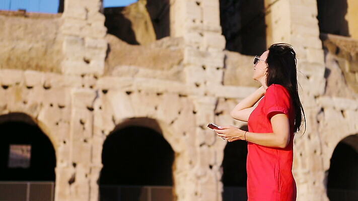 백인 라이프스타일 계절 여자 행복 유럽 여행 건축양식 가족 엄마 휴가 한명 사람 성인 야외 건물 스마트폰 여행객 카메라 이탈리아 흰색 메시지 역사 셀프카메라 로마 주말 콜로세움 원형경기장 랜드마크 문자메시지 옛날 MOV 해외동영상 클립영상 서양인 1 건축물 건축 감정 나라 컬러 스포츠시설 관계 생활 전자제품 핸드폰 스마트기기 사진촬영 경기장 동영상 파일형식