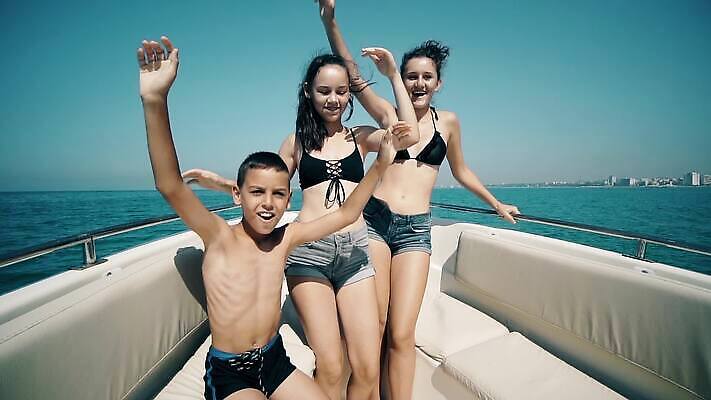 라이프스타일 여자 어린이 바다 여행 요트 휴가 함께함 항해 사람 성인 캐주얼 태양 손들기 여행객 우정 춤 보트 그룹 재산 고급 결합 크루즈 다인종 두바이 숙취 MP4 해외동영상 슬로모션 클립영상 자연요소 옷 컨셉 배_교통 모션 문화예술 촬영기법 인종 생활 금융 친구 동영상 아랍에미리트 파일형식
