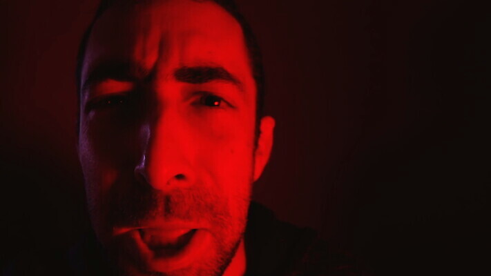 백인 응시 남자 감정 얼굴 수염 스트레스 한명 사람 성인 빨간색 머리 카메라 어둠 외침 고통 분노 표현 입 폭력 좌절 닫기 불만 나쁜 공격적 부정적 비명 심각 표현성 MOV 해외동영상 클립영상 서양인 1 시선 컬러 컨셉 모션 신체부위 전자제품 소리 사회이슈 동영상 파일형식