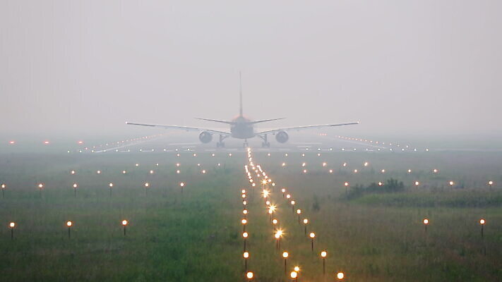 교통시설 하늘 아침 비행기 사람없음 안개 공항 항공 상업 활주로 제트기 승객 이륙 엔진 대패 항공사 지상주행 MOV 해외동영상 클립영상 주간 산업 길 교통 항공교통 날씨 대중교통 시설 동영상 파일형식