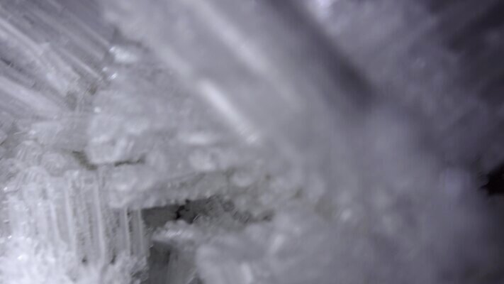 호수 여행 백그라운드 겨울 자연 하늘 산 실내 아이슬란드 사람없음 야외 물 파란색 냉동 얼음 추위 흰색 등불 투명 동굴 크리스탈 북극 묘사 질감 빙하 서리 빙산 북쪽 내추럴 종유석 카자흐스탄 4K 알마티 MP4 해외동영상 클립영상 자연요소 계절 유럽 아시아 컬러 조명 내부 광석 극지방 방향 생태계 동영상 파일형식