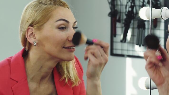 모델 라이프스타일 여자 감정 얼굴 건강 한명 미소 금발 뷰티 섹시 유행 상점 화장품 기쁨 거울 공구 붓 비즈니스우먼 화려 우아함 닫기 상품 가루 미용사 피부 입술 피부관리 준비 마스카라 긍정 내추럴 돌봄 완벽 스타일 4K MOV 해외동영상 클립영상 직업 1 헤어스타일 컨셉 비즈니스 모션 표정 사람 생활 신체부위 도구 직장인 동영상 파일형식