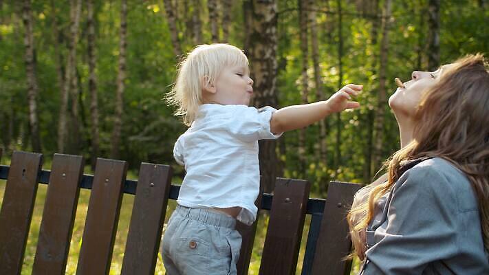 백인 공원 여자 행복 아들 어린이 2 가족 자연 엄마 함께함 사랑 사람 소년 야외 두명 초록색 금발 쿠키 귀여움 아기 작음 먹기 걸음마 돌봄 수유 4K MOV 해외동영상 슬로모션 클립영상 서양인 헤어스타일 공공시설 남자 감정 컬러 컨셉 관계 모션 디저트 촬영기법 크기 생태계 동영상 파일형식