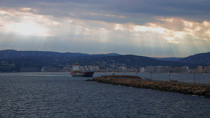 구름 산업 선 밧줄 바다 여행 곡선 전구 교통시설 자연 하늘 항해 스웨덴 풍경 사람없음 야외 물 햇빛 금속 항구 일몰 장비 화물 보트 스페인 큼 활 방파제 포트 닻 철강 4K 타임랩스 MOV 해외동영상 클립영상 자연요소 공공시설 유럽 줄 교통 배_교통 재질 촬영기법 북유럽 태양 노을 운송업 크기 시설 생태계 동영상 파일형식