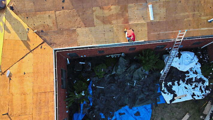 외관 산업 가사 패턴 건축양식 지붕 노동자 주택 사람없음 야외 건물 목재 손상 장비 건설현장 조약돌 수리 위험 옥상 타일 질감 유지 삭제 건축업자 계약자 교체 방수 설치 업그레이드 합판 4K MOV 해외동영상 클립영상 나무 직업 건축물 건축 컨셉 무늬 재료 건설업 돌_바위 계약 동영상 파일형식