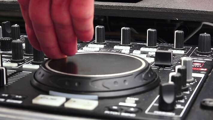 모델 라이프스타일 음악 백그라운드 사람 빛 파티 유행 스크린 헤드폰 댄서 장비 흰색 춤 화려 야간 믹서 DJ 클럽 디스코 섞기 주도 4K MP4 해외동영상 클립영상 자연요소 직업 컬러 음향기기 컨셉 문화예술 이벤트 생활 예절 동영상 파일형식