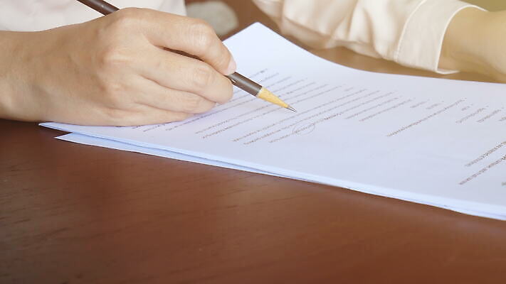 편집 직업 학생 손 교육 종이 무늬 비즈니스 텍스트 수업 한명 스터디 사무실 연필 시험 업무 작업실 읽기 보고서 준비 컨설턴트 면접 서식 문서 파일 폴더 증거 페이지 비서 감독관 관리자 리뷰 방법 프로젝트 강조 4K MOV 해외동영상 클립영상 1 모션 학용품 사람 신체부위 학습 필기구 작업 전문직 상담 동영상 파일형식