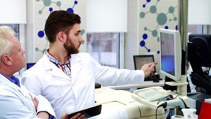 백인 산업 과학 통계 병원 실험 두명 스터디 컴퓨터 알약 약 디지털 자료 정보 코트 비교 실험실 보호 생명공학 컨테이너 약국 과학자 플라스크 동료 측정 시설 생물학 마디 발견 혁명 엘리먼트 인턴 4K MOV 해외동영상 클립영상 서양인 직업 교육 컨셉 비즈니스 의학 관계 실험기구 사람 전자제품 학습 외투 동영상 학자 파일형식