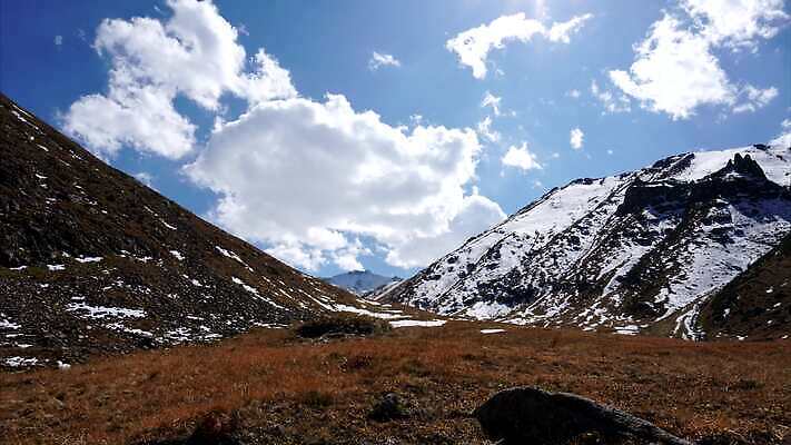 여행 백그라운드 이동 겨울 자국 자연 하늘 날씨 산 사람없음 야외 초록색 파란색 노란색 환경 골짜기 봄 추위 시골 시간 황무지 분위기 정상 숲 언덕 알프스 암초 내추럴 생태학 절정 카자흐스탄 수평선 4K 타임랩스 알마티 MP4 해외동영상 클립영상 계절 교육 유럽 아시아 컬러 컨셉 촬영기법 생태계 동영상 파일형식