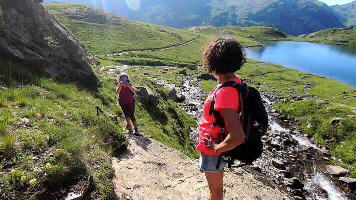 백인 여자 호수 스포츠 중년 여행 청소년 건강 한명 사람 두명 여행객 걷기 트래킹 폭포 하이킹 흐름 프랑스 개울 순수 상쾌 그림 프랑스어 하이커 스플래쉬 4K MP4 해외동영상 클립영상 서양인 문자 1 감정 유럽 컨셉 모션 자연 레저 성인 강 동영상 파일형식