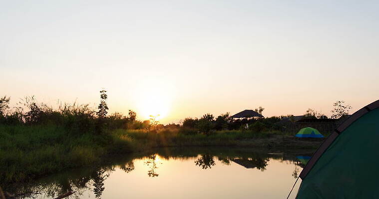공원 호수 여행 태국 자연 텐트 사람없음 야외 물 빛 태양 일출 일몰 새벽 캠핑 하이킹 연못 시간 습지 저녁 내추럴 4K 타임랩스 MOV 해외동영상 클립영상 자연요소 공공시설 아시아 레저 촬영기법 캠핑도구 노을 야간 생태계 동영상 파일형식