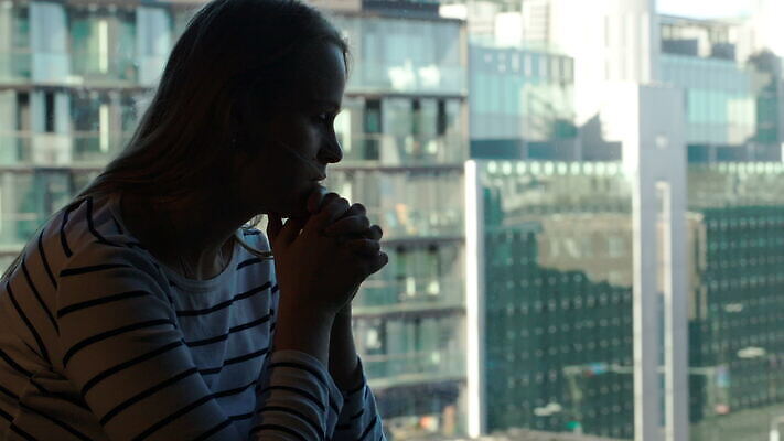 응시 실루엣 창문 유리 파노라마 사람 앉기 건물 빛 도시풍경 햇빛 태양 슬픔 도시 좌절 고독 손목시계 문제 추적 배려 우울감 우울증 혼자 MOV 해외동영상 클립영상 자연요소 건축물 시선 감정 시계 컨셉 장신구 모션 재질 촬영기법 풍경 질병 동영상 파일형식