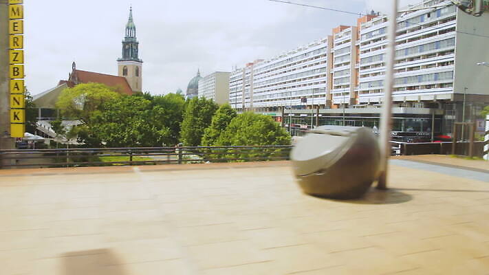 나무 공원 유럽 여행 이동 비즈니스 창문 모션 휴가 독일 항해 풍경 사람없음 야외 건물 초록색 도시풍경 사무실 기찻길 기차 속도 출장 출퇴근 베를린 통과 블러 선로 통근 1인칭시점 MOV 해외동영상 클립영상 식물 건축물 시선 공공시설 나라 육상교통 컬러 컨셉 배_교통 대중교통 도시 출근 동영상 파일형식