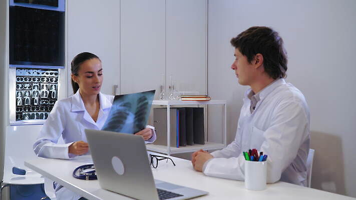 백인 직업 학생 응시 여자 남자 유니폼 2 청진기 노동자 직장 엑스레이 실내 건강 병원 대화 사람 앉기 성인 두명 사무실 약 듣기 의사 허파 질병 책상 인턴 치료사 혼혈 4K MOV 해외동영상 클립영상 서양인 시선 옷 가구 회사 비즈니스 의학 의료기기 모션 말하기 내부 의료진 호흡기관 다문화 동영상 파일형식