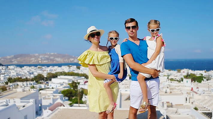 백인 전통 라이프스타일 유럽 어린이 바다 섬 여행 건축양식 가족 하늘 엄마 지붕 휴가 거리 주택 서기 사람 풍경 여러명 성인 건물 파란색 관광지 도시풍경 컬러풀 교회 마을 흰색 관찰 도시 아빠 지중해 그리스 좁은 타운 산토리니 그리스인 명승지 미코노스섬 MOV 해외동영상 클립영상 서양인 건축물 건축 나라 컬러 다수 관계 모션 생활 동영상 파일형식