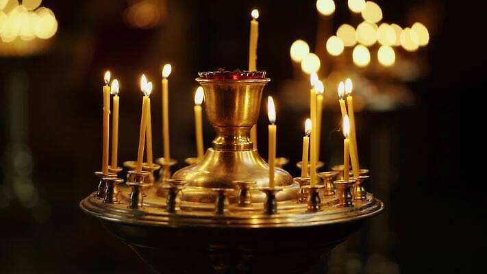 전통 기독교 종교 크리스마스 촛불 불 부활절 실내 사람없음 내부 빛 노란색 교회 믿음 성경 어둠 희망 침묵 기도 사찰 예수 영혼 집중 명상 신성 수도원 연소 숭배 신앙심 왁스 제단 천진난만 충실 크리스마스이브 화상 MOV 해외동영상 클립영상 자연요소 기념일 감정 컬러 컨셉 초 종교용품 종교건축 건물 소리 신_종교 상처 동영상 파일형식