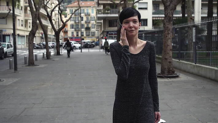 백인 손 외관 여자 얼굴 비즈니스 통신 모션 모바일 거리 세포 한명 사람 성인 야외 건물 스마트폰 핸드폰 유행 스크린 일몰 산책 에너지 잡기 도시 비즈니스우먼 보행로 우아함 전화기 스마트 온라인 아이폰 스타일 4K MOV 해외동영상 클립영상 서양인 1 건축물 길 컨셉 휴식 신체부위 전자제품 스마트기기 노을 직장인 동영상 파일형식