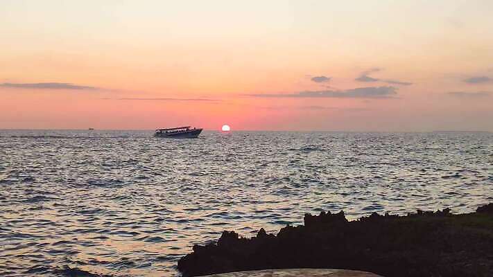 라이프스타일 행복 스포츠 바다 여행 티셔츠 요트 바람 휴가 휴식 항해 사람 앉기 사람없음 야외 물 일몰 자유 보트 고급 크루즈 갑판 통과 공화국 레가타 뱃놀이 수평선 4K MP4 해외동영상 클립영상 자연요소 감정 나라 컨셉 셔츠 배_교통 모션 날씨 생활 노을 전통놀이 동영상 파일형식
