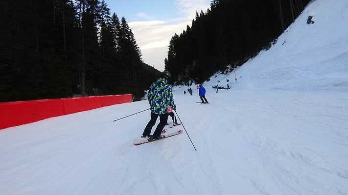 나무 백인 딸 아들 물결 어린이 스포츠 여행 겨울 가족 자연 하늘 수업 휴가 스키 산 함께함 건강 파노라마 경사 소년 야외 하이킹 추위 탐험 흰색 아빠 숲 언덕 휴양지 스키선수 넘어짐 불가리아 눈내림 4K 반스코 MP4 해외동영상 클립영상 서양인 식물 계절 교육 남자 컬러 컨셉 관계 모션 레저 겨울스포츠 운동선수 눈_날씨 촬영기법 사람 장소 생태계 동영상 파일형식 남유럽