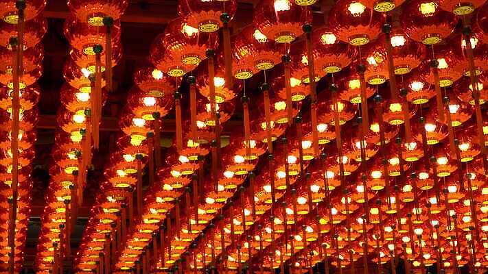 전통 디자인 아시아 종교 문화 불교 건축양식 휴가 벽돌 새로움 기념 미술 동양인 사람없음 건물 장식 빨간색 빛 컬러풀 축제 중국 등불 축하 사찰 재산 동쪽 숭배 춘절 4K MOV 해외동영상 클립영상 건축물 명절 건축 나라 컬러 컨셉 종교건축 문화예술 조명 인종 금융 방향 중국전통 동영상 파일형식