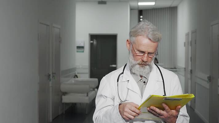 직업 라이프스타일 남자 행복 과학 유니폼 청진기 성공 노동자 건강 병원 한명 약 환자 간호사 의사 업무 자신감 직원 문서 긍정 외과 돌봄 소아과의사 인턴 치료사 4K MOV 해외동영상 클립영상 1 옷 감정 컨셉 비즈니스 의학 의료기기 모션 사람 생활 의료진 작업 동영상 파일형식