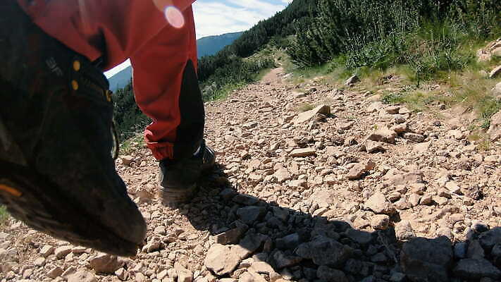 호수 자국 산 여름 맑음 트래킹 하이킹 장비 자유 탐험 뜨거움 정상 위험 오르기 백패커 불가리아 절정 하이커 4K 반스코 MOV 해외동영상 클립영상 계절 여행 컨셉 모션 레저 날씨 동영상 파일형식 남유럽