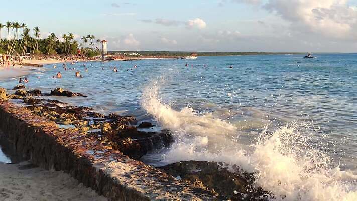 모래 파도 바다 백그라운드 자연 사람없음 야외 물 야자수 나룻배 라틴아메리카 방파제 열대기후 이국적 파나마 4K MP4 해외동영상 클립영상 자연요소 나무 공공시설 배_교통 아메리카 남아메리카 생태계 동영상 파일형식