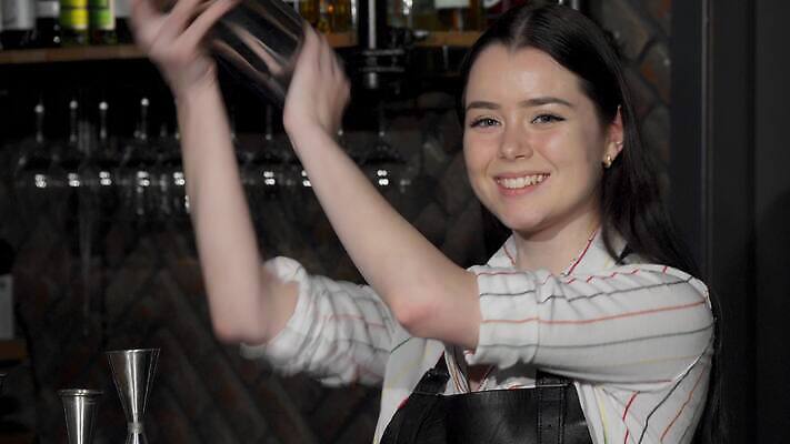 직업 라이프스타일 여자 음료 유리 한명 사람 성인 컵 뷰티 파티 식당 얼음 추위 알코올 신선 업무 칵테일 바 액체 고급 웨이트리스 계산대 가득함 직원 서비스 클럽 상쾌 주말 바텐더 에센스 철강 유흥 4K MOV 해외동영상 클립영상 자연요소 1 식기 감정 컨셉 재질 주류 이벤트 생활 상점 화장품 작업 종업원 동영상 파일형식