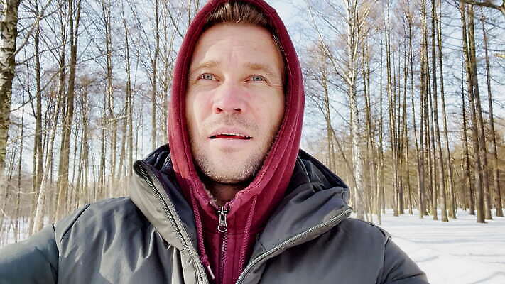 백인 학생 라이프스타일 공원 남자 감정 여행 백그라운드 이동 모션 휴가 종류 한명 미소 사람 유행 맑음 일몰 새벽 산책 재킷 회색 자유 덮개 편안함 수줍음 긍정 노려봄 대칭 바이탈 심각 진짜 4K MOV 해외동영상 클립영상 자연요소 서양인 1 공공시설 컬러 컨셉 날씨 휴식 표정 생활 노을 외투 뚜껑 감각 동영상 파일형식