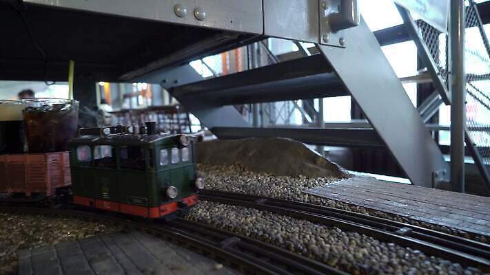 모델 유럽 도로 음료 선 음식 여행 교통시설 모션 놀이 탁자 휴가 맥주 뿔 요리 사람 취미 사람없음 내부 장식 컵 세트 장난감 식당 식사 저녁식사 어둠 기찻길 카페 미니어처 기차 수확 화물 분위기 역 상품 작음 수집 발굴 묘사 눈금 장면 마차 지역 체코 프라하 엔진 공학 점심식사 공화국 복제 선로 수집가 옛날 전국 특별함 4K MOV 해외동영상 클립영상 직업 식기 교육 나라 길 육상교통 교통수단 가구 교통 컨셉 농업 대중교통 주류 모형 상점 운송업 크기 시설 동영상 파일형식