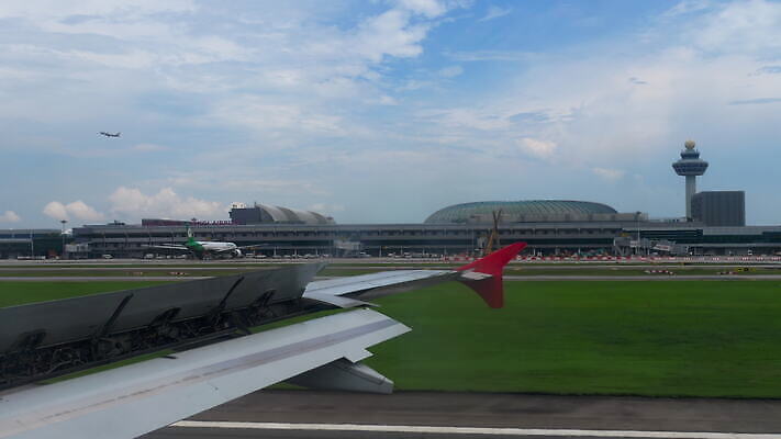 여행 백그라운드 교통시설 하늘 비행기 사람없음 대기 4 공항 항공 상업 택시 활주로 제트기 승객 싱가폴 대패 터미널 4K 유도로 MOV 해외동영상 클립영상 아시아 길 교통 항공교통 승용차 자동차 대중교통 숫자 시설 동영상 파일형식