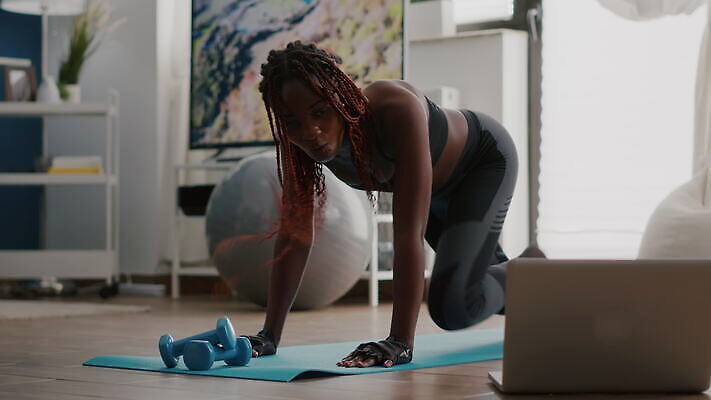 여자 스포츠 포즈 거실 신체 요가 근육 운동선수 바닥 주택 건강 사람 성인 일상 운동복 운동 건강관리 검은색 스트레칭 힘 방 작업 날씬함 연습 롤러 위치 체조 에어로빅 돌봄 필라테스 자극 4K MOV 해외동영상 클립영상 웰빙 옷 컬러 모션 관리 건물 라이프 춤 몸매 동영상 파일형식