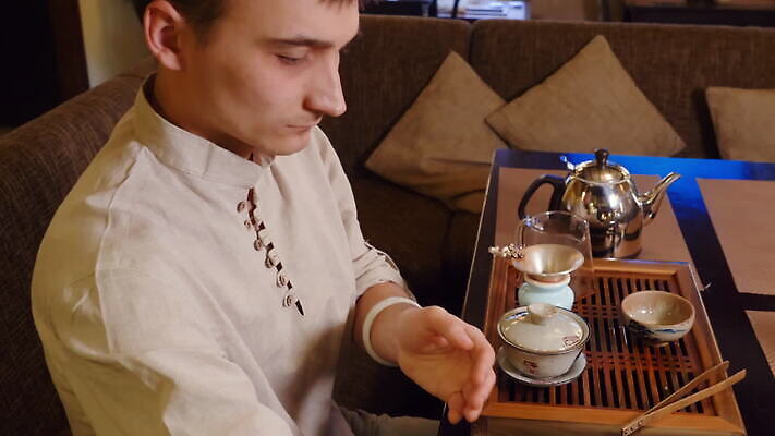 전통 음료 잎 주전자 한명 일본 중국 장비 맛 찻잔 녹차 준비 향기 냄새 아로마 주인 방법 오리지널 우롱차 전후 MOV 해외동영상 클립영상 식물 1 아시아 컨셉 주방용품 잔 사람 차_음료 비교 동영상 파일형식