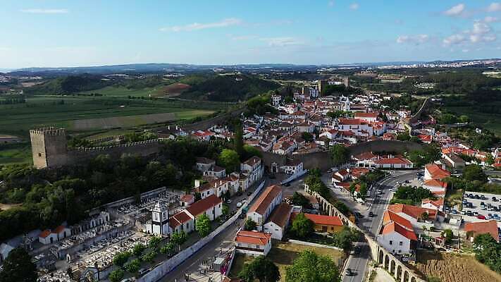 유럽 문화 벽 여행 건축양식 모션 지붕 바닥 주택 안테나 파노라마 사람없음 야외 건물 여름 도시풍경 마을 탑 맑음 도시 성 센터 중세 역사 재산 포르투갈 타일 그림 항공촬영 넘어짐 드론 옛날 4K MOV 해외동영상 클립영상 건축물 계절 건축 나라 뷰포인트 통신 날씨 촬영기법 풍경 금융 동영상 파일형식