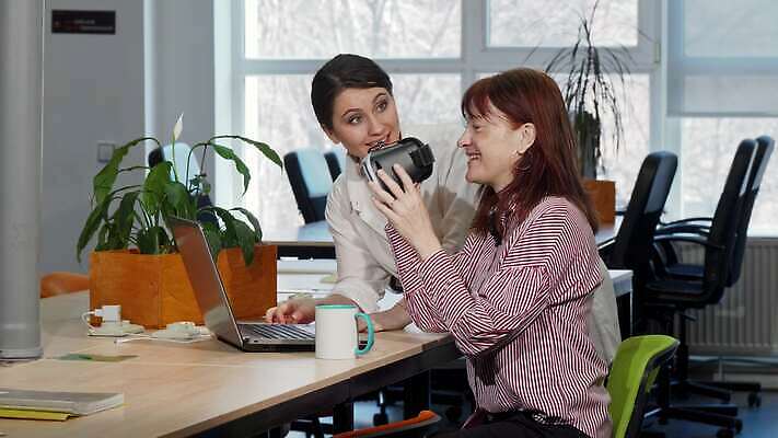 여자 비즈니스 성공 미래 협력 고글 기술 사람 두명 전자제품 사무실 3D 헤드폰 그룹 작업실 계획 사이버 손목시계 동료 하이테크 비전 기어 승진 혁명 가상현실 콜라보레이션 현실 4K MOV 해외동영상 클립영상 시계 음향기기 컨셉 장신구 관계 디지털합성 동영상 파일형식