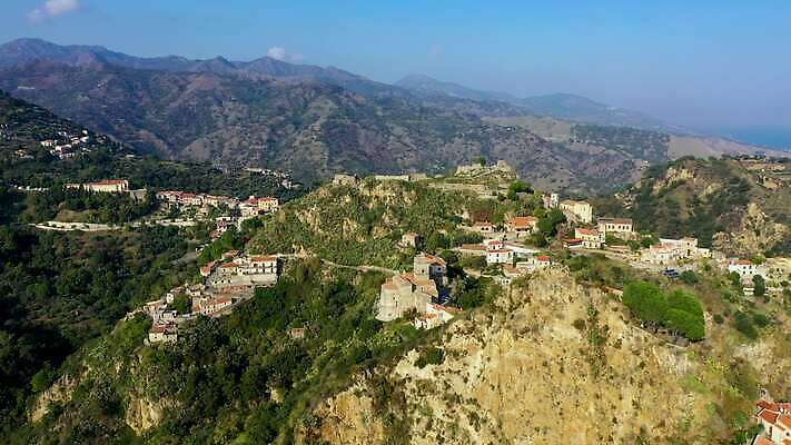 유럽 여행 건축양식 지붕 산 주택 파노라마 사람없음 건물 관광지 교회 마을 이탈리아 낭만 시골 중세 역사 영화관 지중해 필름 영화 언덕 엽서 북쪽 타운 마피아 숭배 옛날 4K MP4 해외동영상 클립영상 건축물 건축 나라 바다 컨셉 종교건축 문화예술 촬영기법 도시 편지 극장 방향 동영상 파일형식